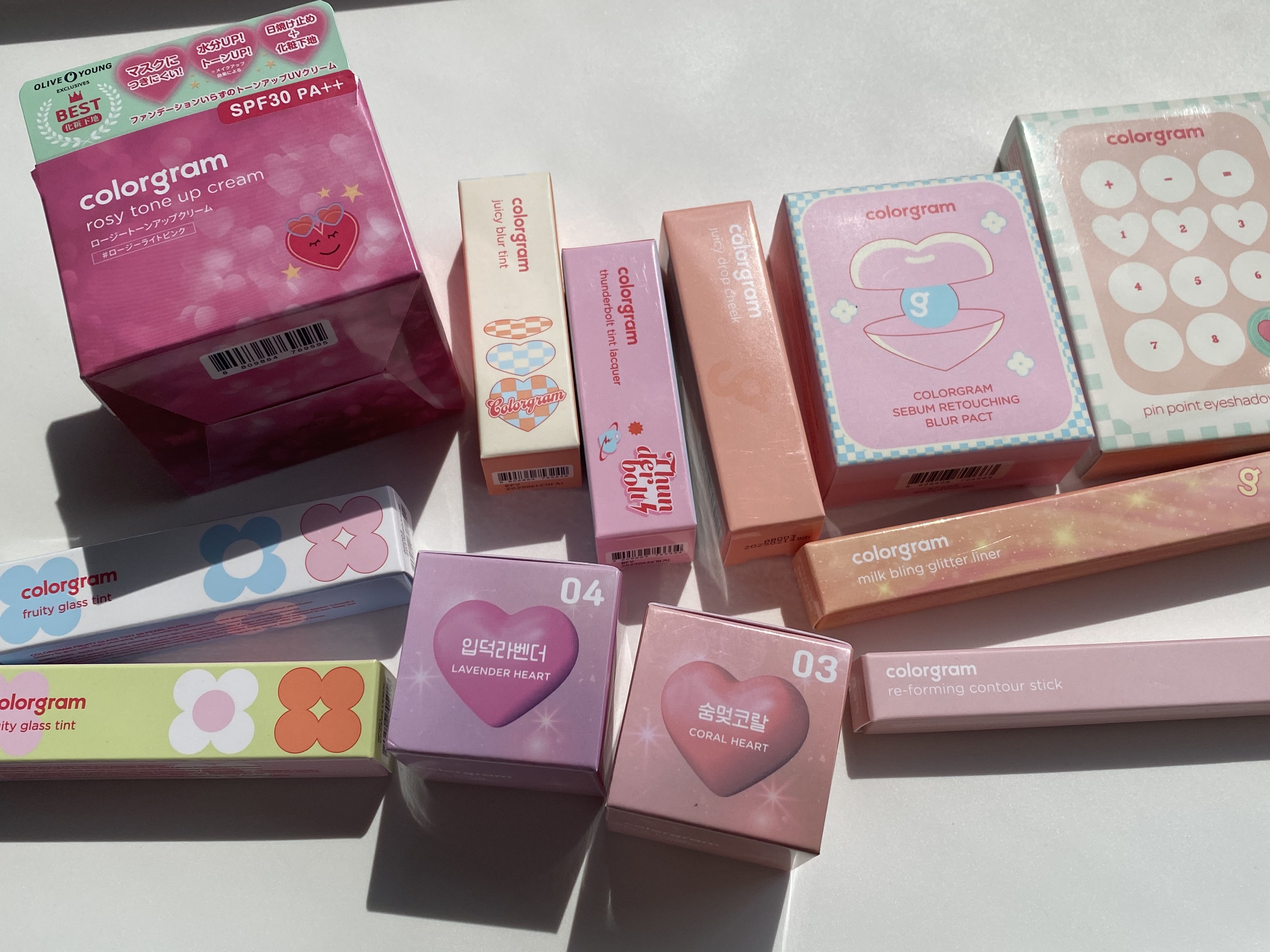 colorgram

9月のメガ割で買ったものたち🛒✨
colorgramは可愛いパッケージと質もしっかりしてます💫
キューブ型のハイライトとかは特に日本にはないデザインで発想が本当に天才的🥹
まだ日本の店頭にはそこまで種類が置かれて