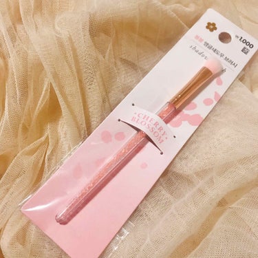 DAISO メイクブラシのクチコミ「韓国版ダイソー商品が…なんと日本で買える👏可愛い桜ピンクのビーズがキラキラのブラシ💕




.....」（1枚目）