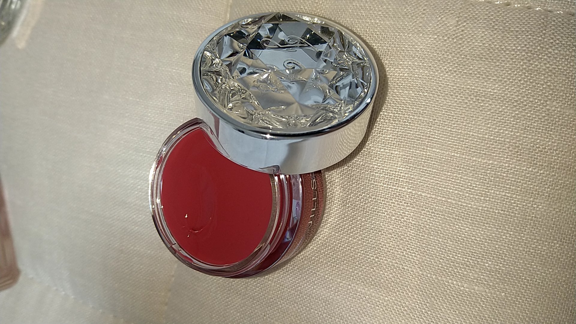 ジルスチュアート リップバーム フィグ＆フリージア：ルビーレッド/JILL STUART/リップバームを使ったクチコミ（2枚目）