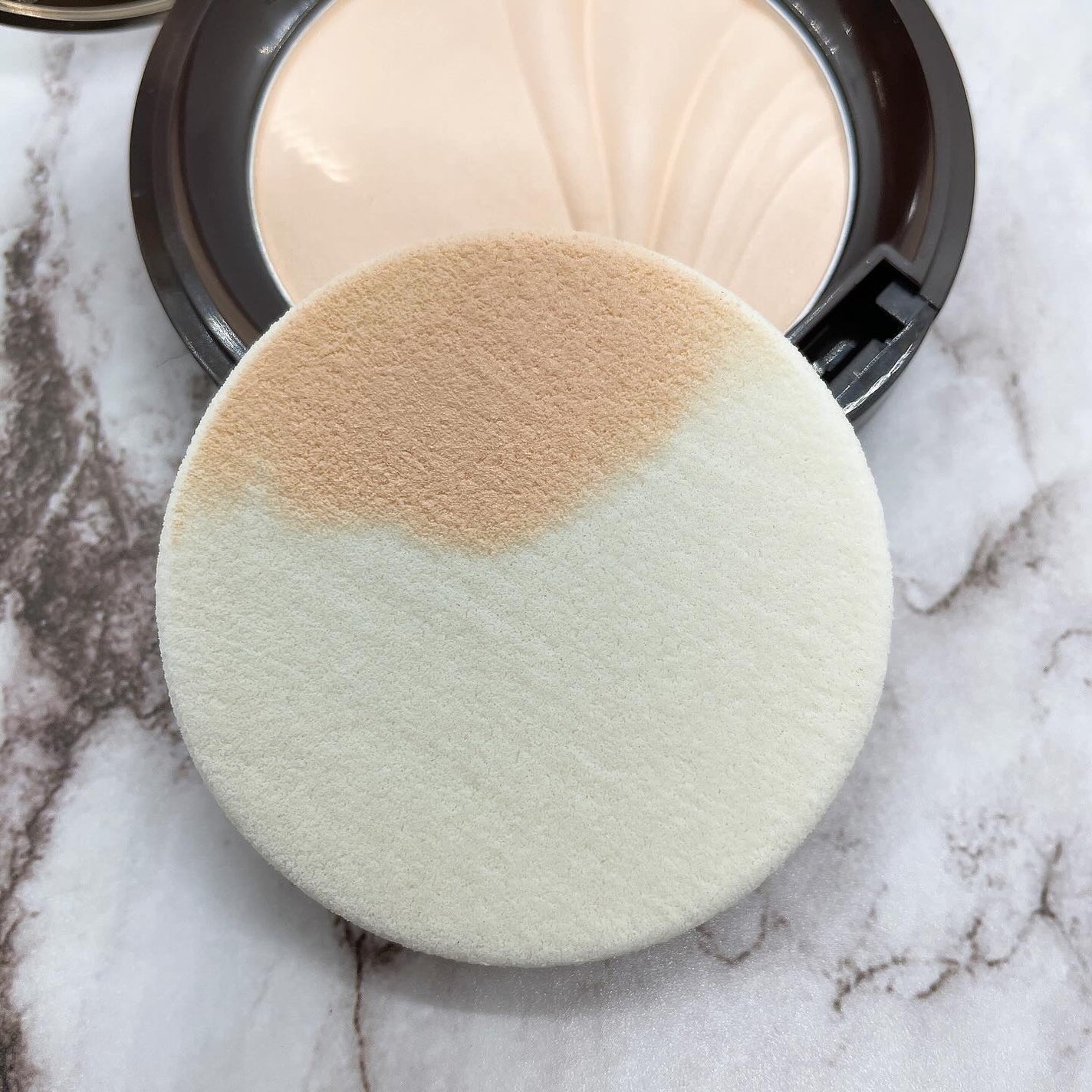 orange_glow_kwm on LIPS 「カバーマーク フェイスアッププレストパウダー✨ライティング微細..」(3枚目)