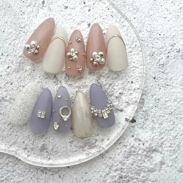 ネイルストーンの付け方を徹底解説!セルフネイルのコツやセンスのいい配置、デザイン13選も紹介