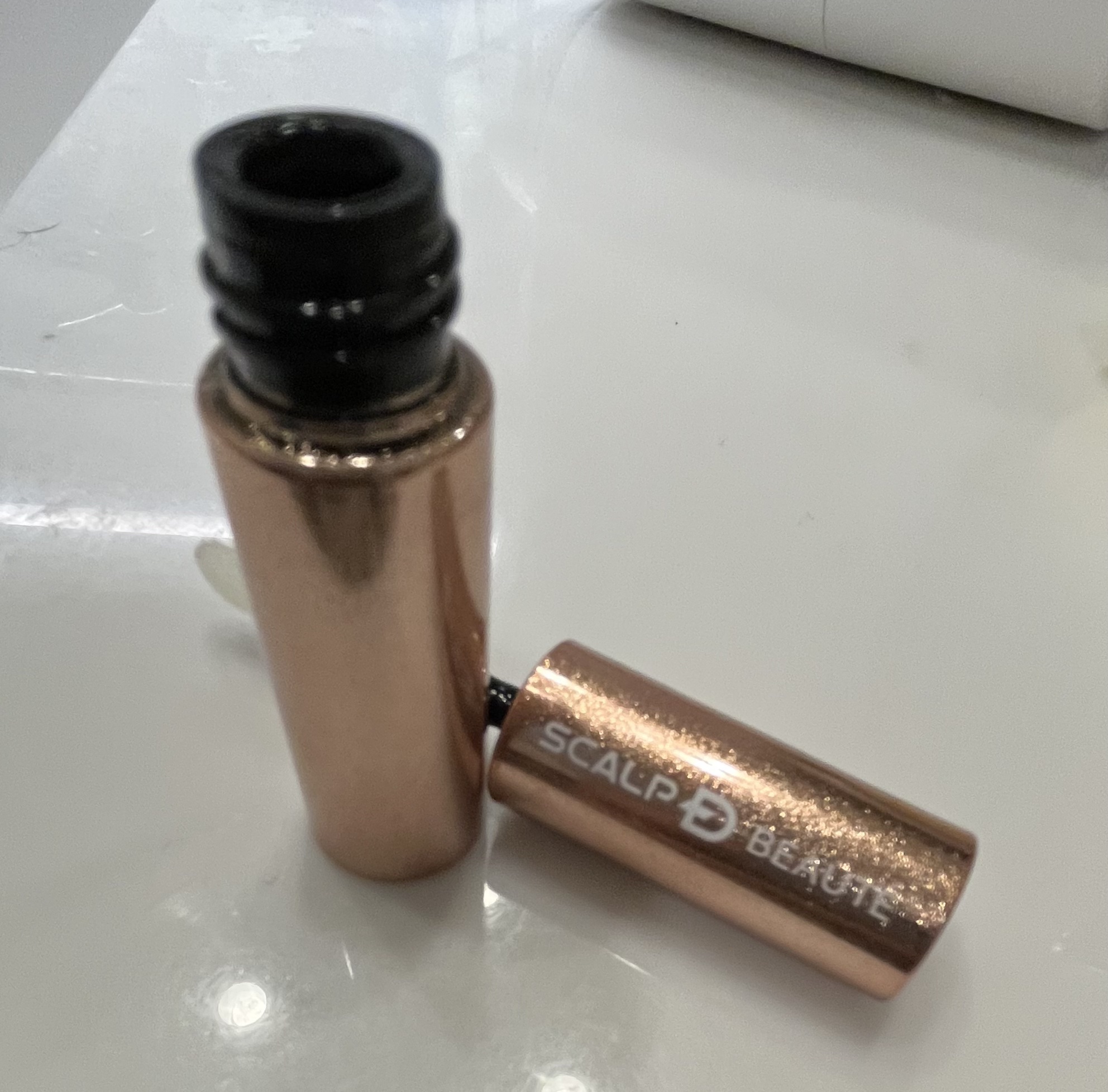 アンファー 
スカルプD ボーテ ピュアフリーアイラッシュセラム　プレミアム 



こちらの商品は、チップで自由自在に塗れるところがお気に入りポイントです。コームタイプはまつげの生え際の方までは液が塗れないなと思っていたので💦




