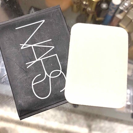 NARS ミエ カブキブラシのクチコミ「NARS ライトリフレクティングセッティングパウダー プレスト N
パフにつけるパウダーの物.....」(3枚目)