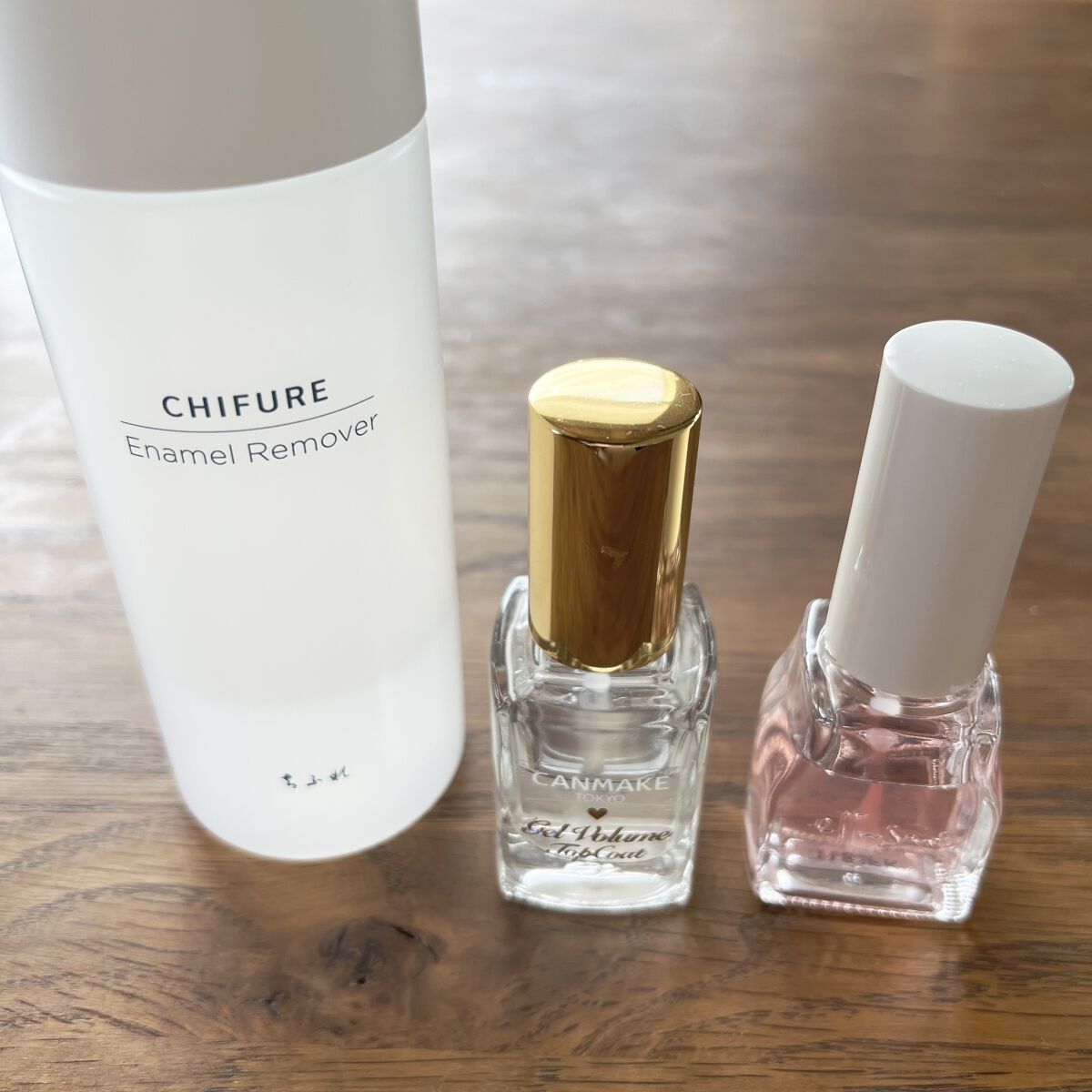 ネイルの必需品についてレビュー💅


⚫︎ベースコート
エテュセ クイックケアコート
ケアとして使用できるそうですが、
私はベースコートとして使ってます♩
特徴はサラッとしていてすぐ乾きます。
除光液でとった後も爪が乾燥しにくい気がする�