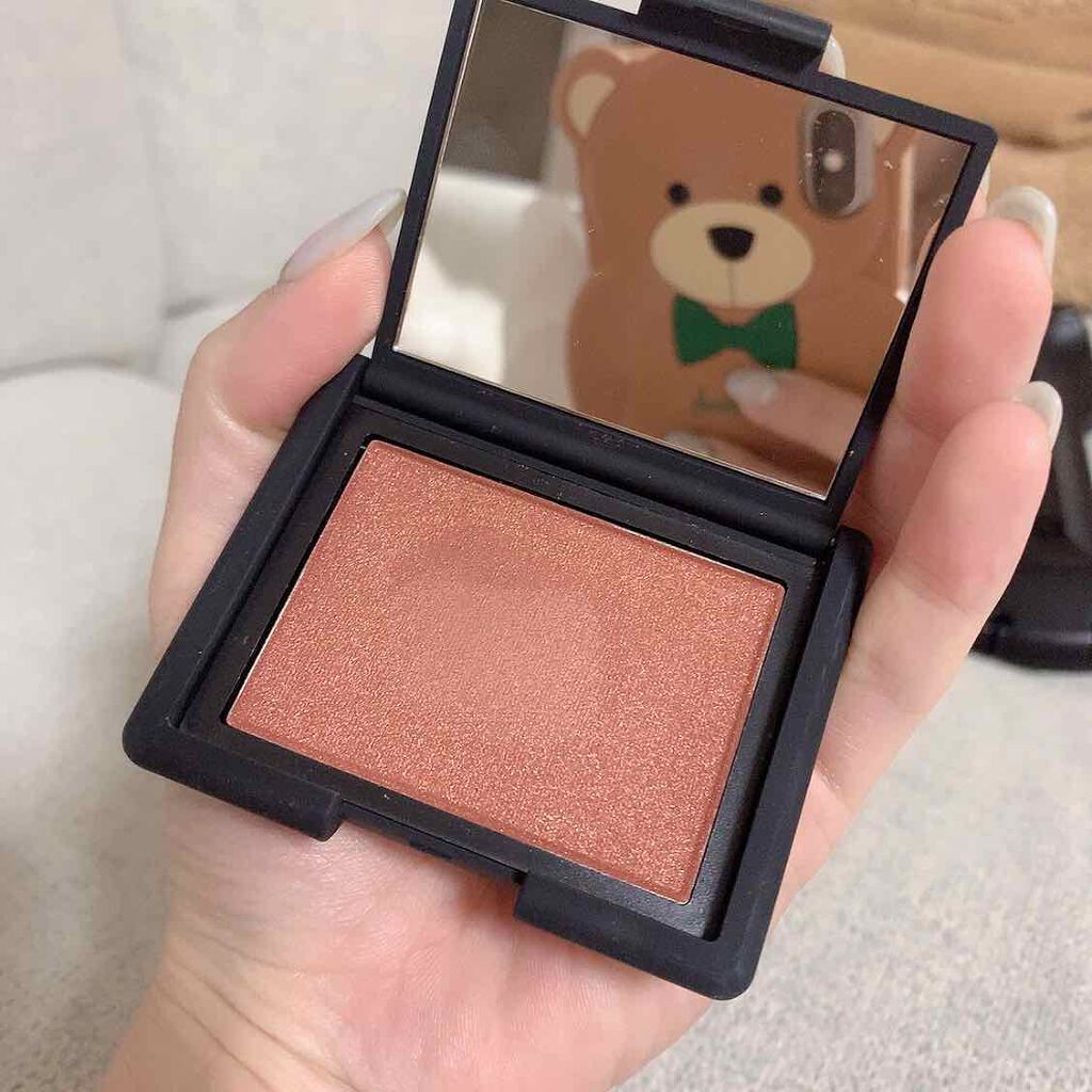 ナーズのブラッシュ
4080
見た瞬間一目惚れ！
ちょっとチークに使うには濃いのかな、、、
と思ったけどブラシでふわっと乗せてあげるとすごく可愛い！！

この色どタイプの人も多いはず！！

めちゃくちゃかわいいです！！！おすすめ！！

シャ