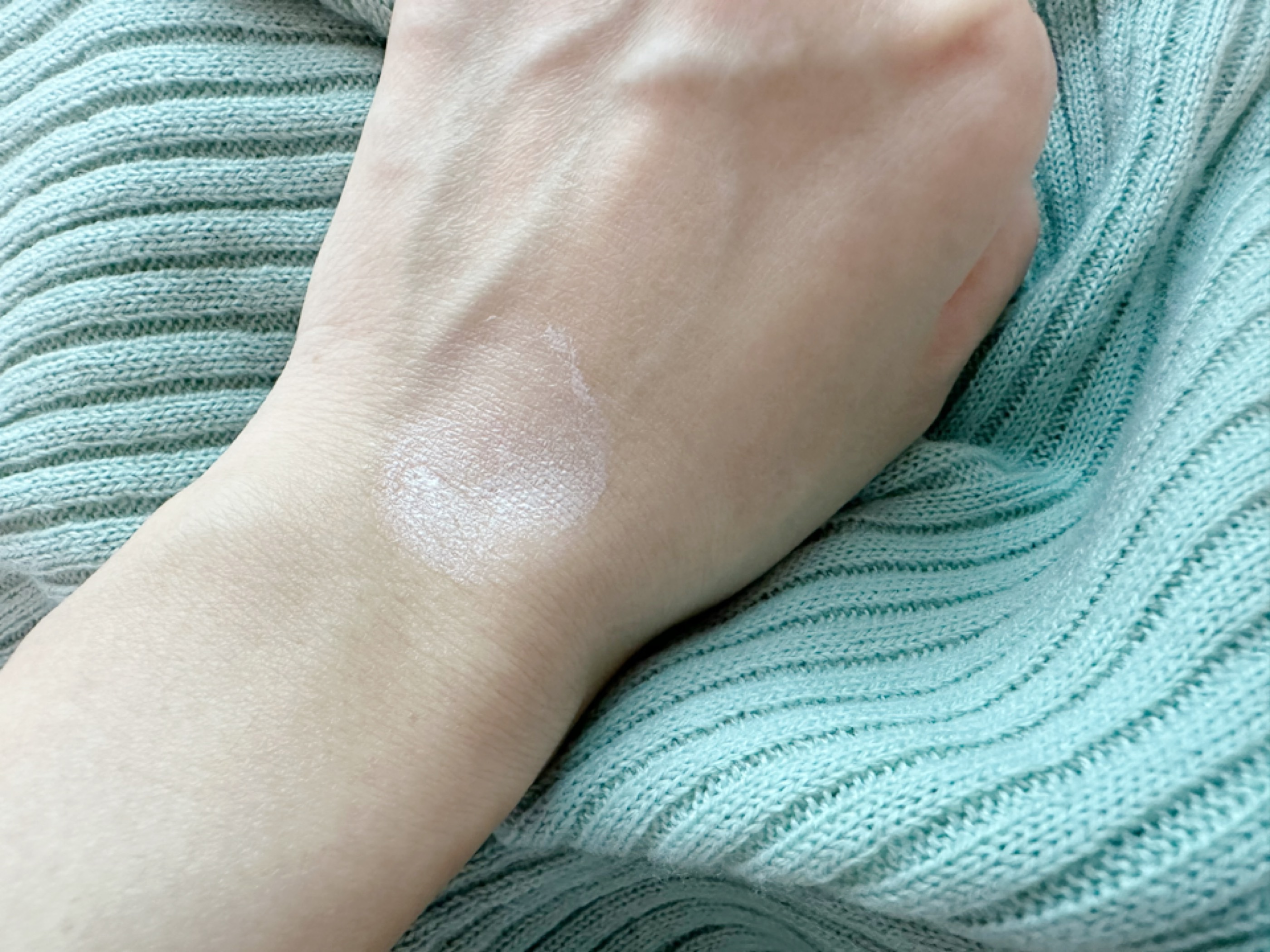 ウォーターホールディングトーンアップサンセラム/KAHI/日焼け止めローションを使ったクチコミ（3枚目）