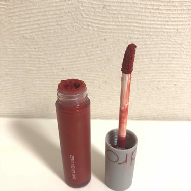 
💄Rom&nd Zero Velvet Tint 02 Joyful 
（ロームアンド　ゼロベルベットティント）

前田希美ちゃんが以前YouTubeで紹介していたロームアンドのティントリップが気になったので今月の最初に購入しました！


ティントだと乾燥したりマットだと私の顔には合わなくて今までこの感じのリップは避けてきたのですが、このリップはとってもよかったです🥺♥️

・ふわふわで軽くて付け心地がいい
   つけているのを忘れるくらいいいです！

・マットタイプのティントなのに乾燥しにくい！

・色持ちがいい
　ディズニー、ライブなどにも🎀

・発色がいい
　イベントメイクにも！

・色調節、グラデーションが簡単◎
　濃いリップに抵抗がある方も使いやすいと思います🌟

他のも可愛い色ばかりだったのでまた買いたいと思います🥰
#はじめての投稿の画像 その1