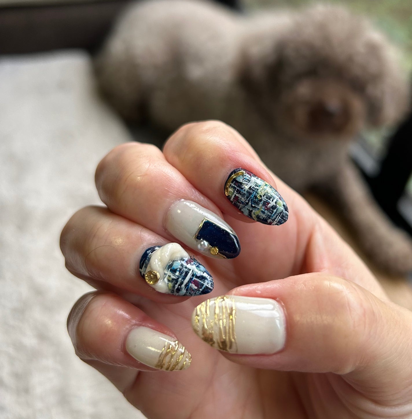 まゆ on LIPS 「今回は、ツイードネイル💅ネイビーのツイード♡薬指のネジネジ、お..」(3枚目)