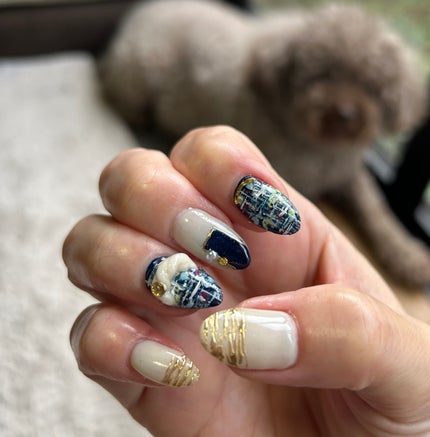 まゆ on LIPS 「今回は、ツイードネイル💅ネイビーのツイード♡薬指のネジネジ、お..」(3枚目)