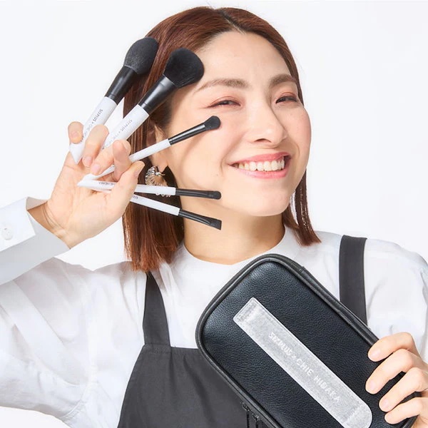 「CHIE HIDAKA コラボ」携帯用メイクブラシセット5本セット-BLACK & WHITE シリーズ /SIXPLUS/メイクブラシを使ったクチコミ（2枚目）