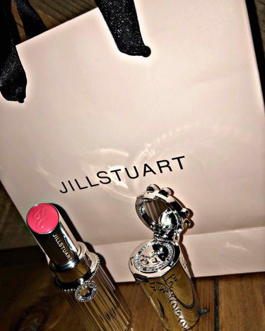 JILLSTUARTリップブロッサム💄
友達が使っていて気になったので購入しました💸

~いいところ🙆🏻‍♀️~

📌発色がいい🌹

📌たくさんの色があるので自分に合った色を選ぶことができる🧐

📌ツヤ