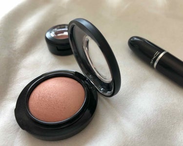 


・ミネラライズ ブラッシュ
    ウォームソール
    〜MAC〜
¥3500


薄づきでとても使いやすい🌟


普段
リップやアイシャドウが濃いものを
使うのが多いので、
チークを薄づきの