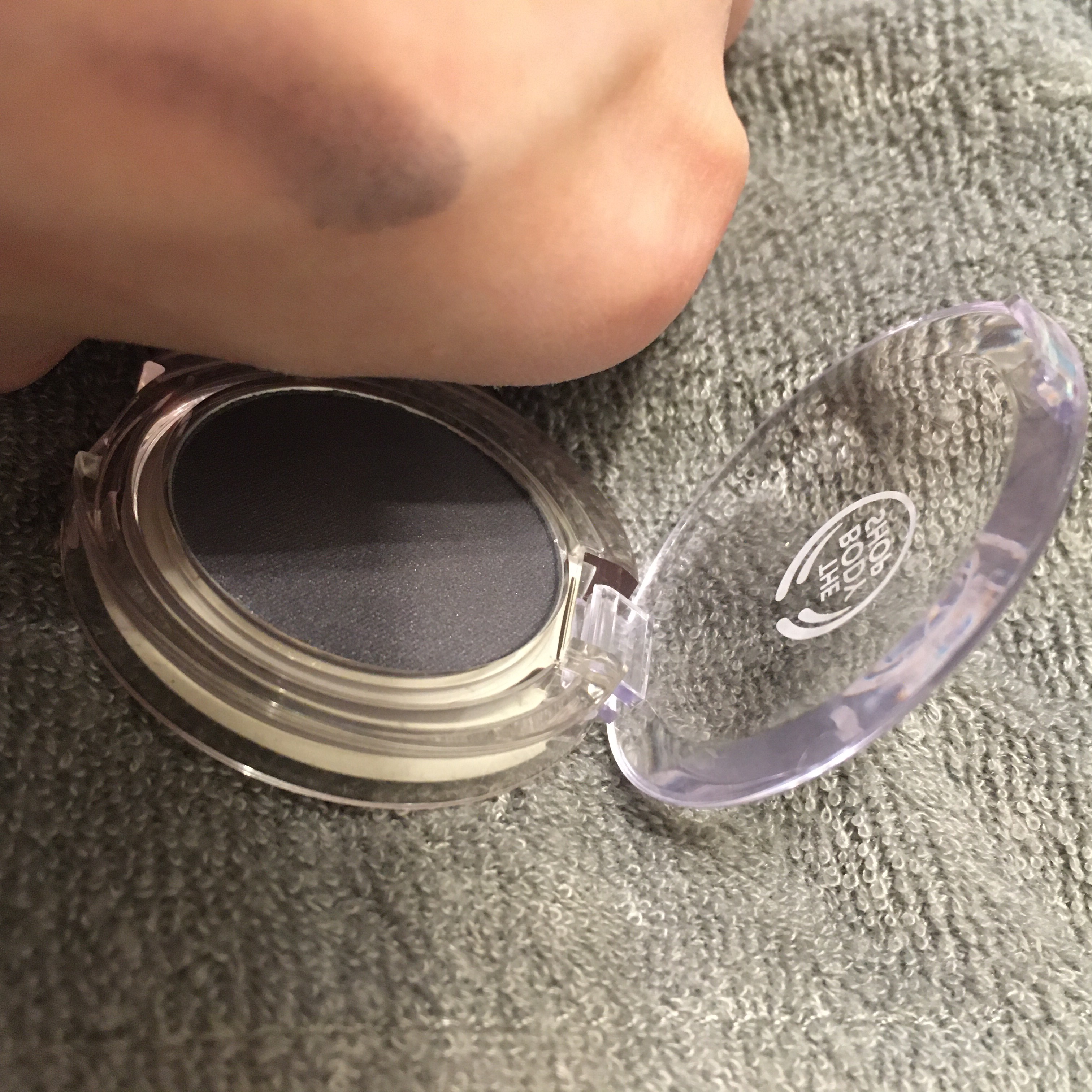 THE BODY SHOP カラークラッシュ アイカラーのクチコミ「

THE BODY SHOP

カラークラッシュ アイカラー

ミッドナイト フラート　41.....」（1枚目）