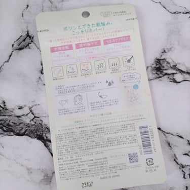 ＼ニキビ・肌荒れにおすすめ／

クリアターン ごめんね素肌 キニシナイパッチ 46枚入 ¥660(税込)

あのごめんね素肌シリーズからニキビパッチ登場！

ずっと気になっていてLIPSショッピングでGET｡


《特徴》

CICAパッチ・ポツンとできた肌悩み｡こっそりカパー!
※ニキビ跡､シミなど

薄くて透明なバッテで目立ちにくく､トラブルスポットを保護&ケア｡

外約刺激からまもり健やかな肌へみちびきます｡

♡角質柔軟 :BHA(サリチル酸)

♡透明感ケア:ナイアシンアミドBG

♡うるおいバリア:CICA ヨクイニンエキス・BG

♡ビタミンC誘導体(製品の抗酸化剤)

✔汗・水に強い　✔外的刺激からガード　✔通気性が良い
✔高密着!はがれにくい　✔上からメイクもできる

〈やさしい使い心地〉
無鉱物油・オイルフリー・パラベンフリー・シリコーンフリー

透明タイプ

極薄タイプ0.05mm


開封しますとこんな感じ！3サイズ入りです｡

8mm 16枚／10mm 24枚／12mm 6枚

切り込みがあるので剥がしやすい｡

表面がサラッとマットな質感で極薄タイプ！

手にスウォッチしますと極薄なのでしっかり肌に馴染んで目立ちにくいし剥がれにくい｡

光によっては目立つかも？

鼻横にできた大きなニキビに貼っても極薄なので貼っている感覚がなく
高密着で剥がれにくかったです｡

12mmのニキビパッチでこのニキビもしっかりカバー！

無意識にニキビ触ってしまうことがありますが気にならずマスクからの
摩擦からもガードできて良かったです｡

ウォータープルーフなので1日中剥がれにくく通気性抜群､
上からメイクもできて目立ちにくい｡

#LIPSショッピング購入品 #クリアターン #ごめんね素肌 #キニシナイパッチ #ニキビパッチ #肌荒れ #スキンケア #cosmetics  #私の上半期ベストコスメ2024 

の画像 その1