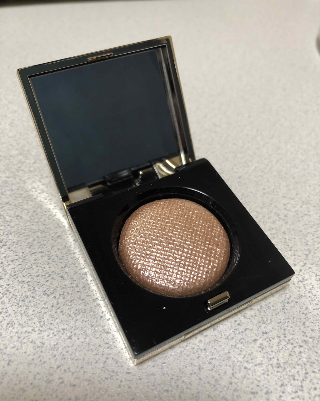 リュクス イルミネイティング パウダー/BOBBI BROWN/パウダーハイライトを使ったクチコミ（1枚目）