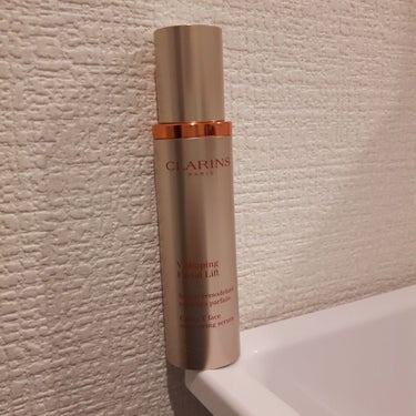 【CLARINS】
Vコントアセラム
50g　9,100円
―――――――――――――
実際に使ってみて、塗ってすぐに目の下の
肌の薄い辺りはハリ感を感じました。

塗りかたも普通の美容液とは違い独特で