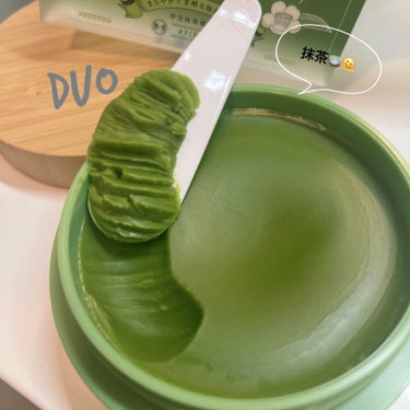 DUO デュオ ザ クレンジングバーム 抹茶🍵🌿‬


抹茶の香り🍵が、気になって購入しました⊂( ᴖ ̫ᴖ)⊃

期待通り…いや、それ以上に、茶！お茶！って香り🍵💚
濃厚なお茶の香りです！！！
このまさに濃厚そうな色も好き！！！(笑)

香りついてるものを使ってると
クレンジングの時間が、癒し時間になるから幸せ🫠💭✨

このクレンジングしてる時、顔が緑になるからおもろい。😂
旦那も緑の顔面のわたし見て笑ってました…😂😂


メイク落ちもバッチリ！
しっかり落ちるけど、乾燥はしやんので使いやすいです😲☝️
ただ、DUOのクレンジングいいんやけど
値段だけが…高いっ！！！
でも、香り、限定、期待通りのメイク落ちやから買ってしまう。😂

の画像 その1