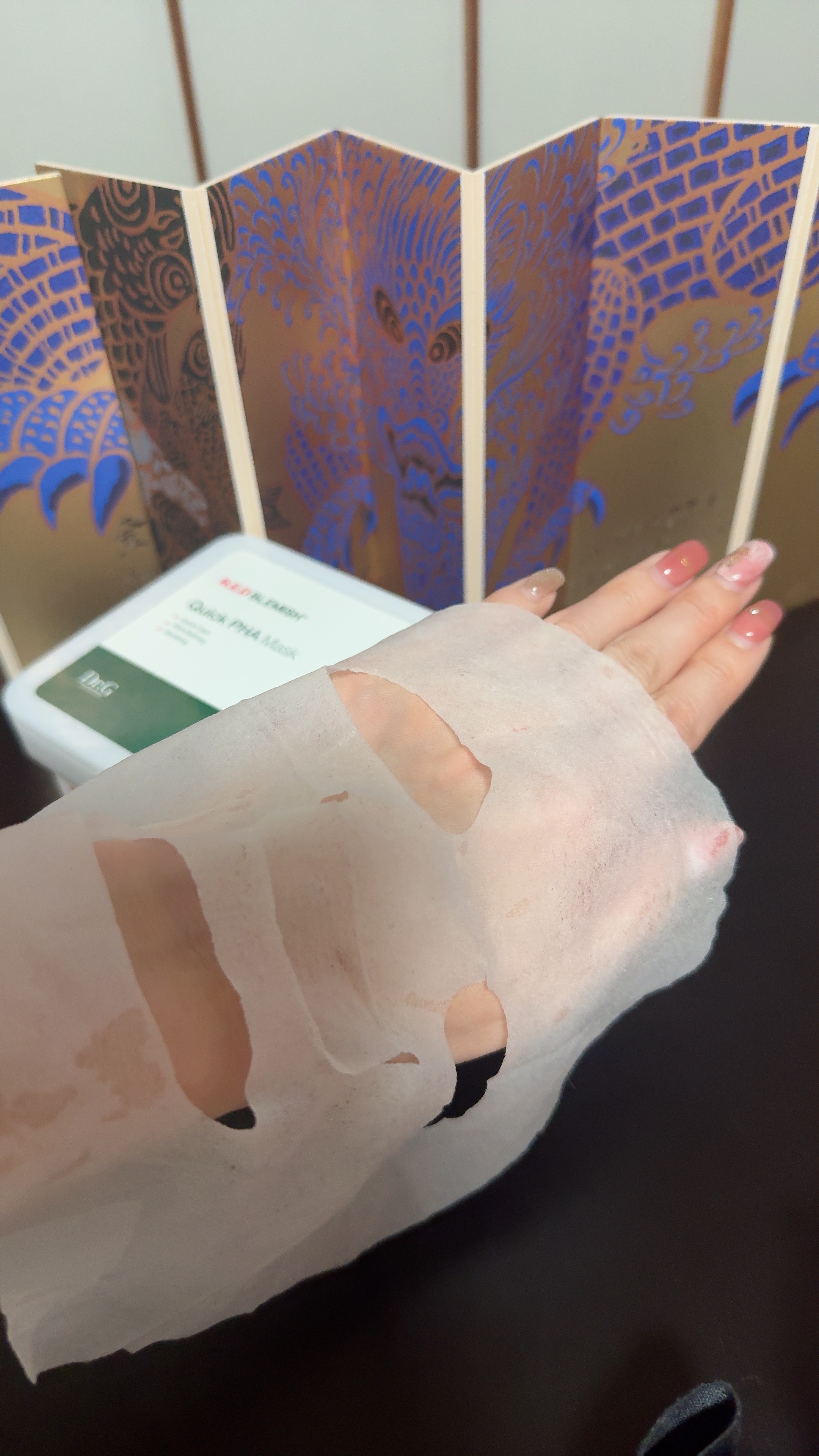 レッドブレミッシュクイックPHAシートマスク

お肌にピッタリと密着するから🩵
朝の洗顔後に貼ってる🥰


たったの1分！鎮静水分ケア！

シカ成分が5種も入ってるの🤍

核心成分であるPHAで、肌の不要な角質をケアし、無駄な角質のな