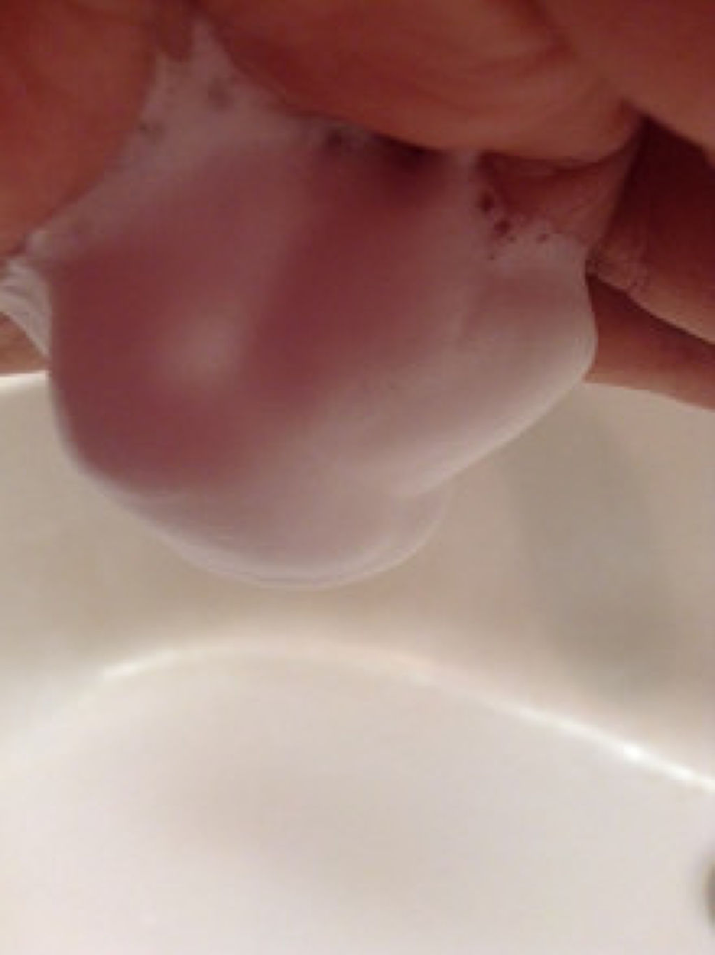 泡ネットつかわなくても、プッシュで泡がもこもこ★
泡だてなくてもきめの細かわい泡が１、２プッシュででてきてくれるのですぐに洗顔できちゃいます！
大体２プッシュで１回ぶん。
弾力のある泡で逆さにしても垂れないよ～

 無香料・無着色