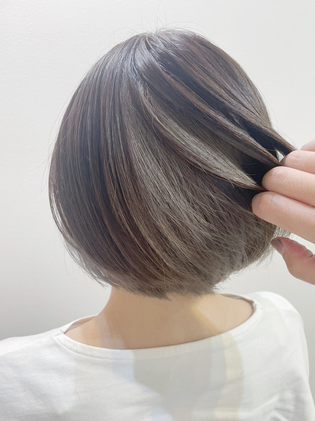 インナーカラーを入れたボブヘアの女性の後ろ姿