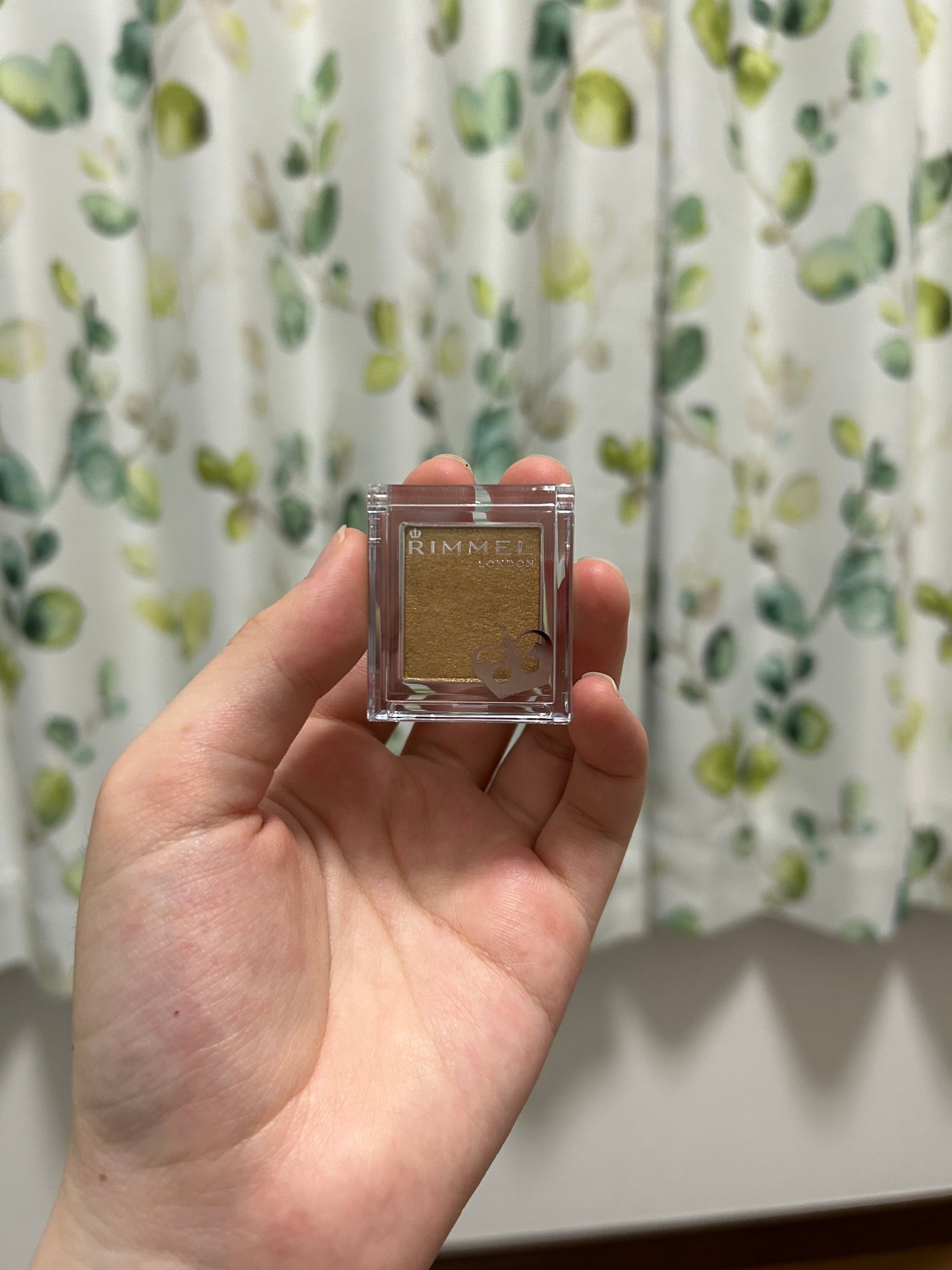 プリズム パウダーアイカラー/リンメル ロンドン/単色アイシャドウを使ったクチコミ(3枚目)