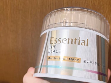 エッセンシャル Essential THE BEAUTY 髪のキメ美容バリアヘアマスクのクチコミ「エッセンシャルさんからいただきました🙏🏻
少量ですごくまとまる……くせ毛なので助かる
香りもふ.....」（1枚目）