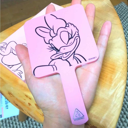 3CE 3CE スクエア ハンドミラーのクチコミ「3CE の手鏡ディズニーストアーコラボ購入しました!
狙っていたのでなくなっていたらどうしよ.....」(2枚目)