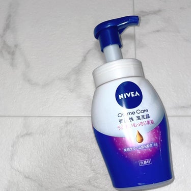 ✧*｡ ニベア　NIVEA ✧*｡

泡洗顔

∴∵∴ ୨୧ ∴∵∴ ୨୧ ∴∵∴ ୨୧ ∴∵∴
♡ʾʾ クリアビューティー弱酸性泡洗顔　
　　もっちり美肌　
∴∵∴ ୨୧ ∴∵∴ ୨୧ ∴∵∴ ୨୧ ∴∵∴

税込500〜600円　　　　　150ml

レビュー⸜❤︎⸝

もっちりでキメの細かい泡がプッシュするだけで出てくるので、忙しい朝などに最適です✨
かなり助かってます♡

洗顔後は、突っ張ることなく、むしろ保湿力が上がり、全く乾燥を感じませんでした😭✨

しかも、香りがとっても良いです♡
やさしさ満ちるエレガントフローラルの香り 🫧
朝から癒されます😌

他の香りもあるので、好みの香りが見つかると思います◎

〜公式サイトより〜

肌水分流さずもっちり美肌に洗い上げる弱酸性泡洗顔料。美容クリーム成分配合＊。きめ細かいクリーム泡で、さっぱり洗い上げるのに、しっとりとしたもっちり美肌に。
 ✔️アミノ酸系マイルド洗浄成分（ココイルグルタミン酸Ｎａ）配合
✔️美容クリーム成分（ホホバオイル・スクワラン・グリセリン：保湿）配合
✔️やさしさ満ちるエレガントフローラルの香り

#ニベア #NIVEA #プチプラ  #乾燥 #ドラッグストア  #ドラコス  #スキンケア  #バスタイム  #ボディミルク  #美容  #シアバター  #花王  #花王ニベア #クリーム #泡洗顔 #打倒乾燥 #クリアビューティー弱酸性泡洗顔 #ニベアクリアビューティー弱酸性泡洗顔 #美肌 #モーニングルーチン #私のメイクの落とし方 の画像 その1