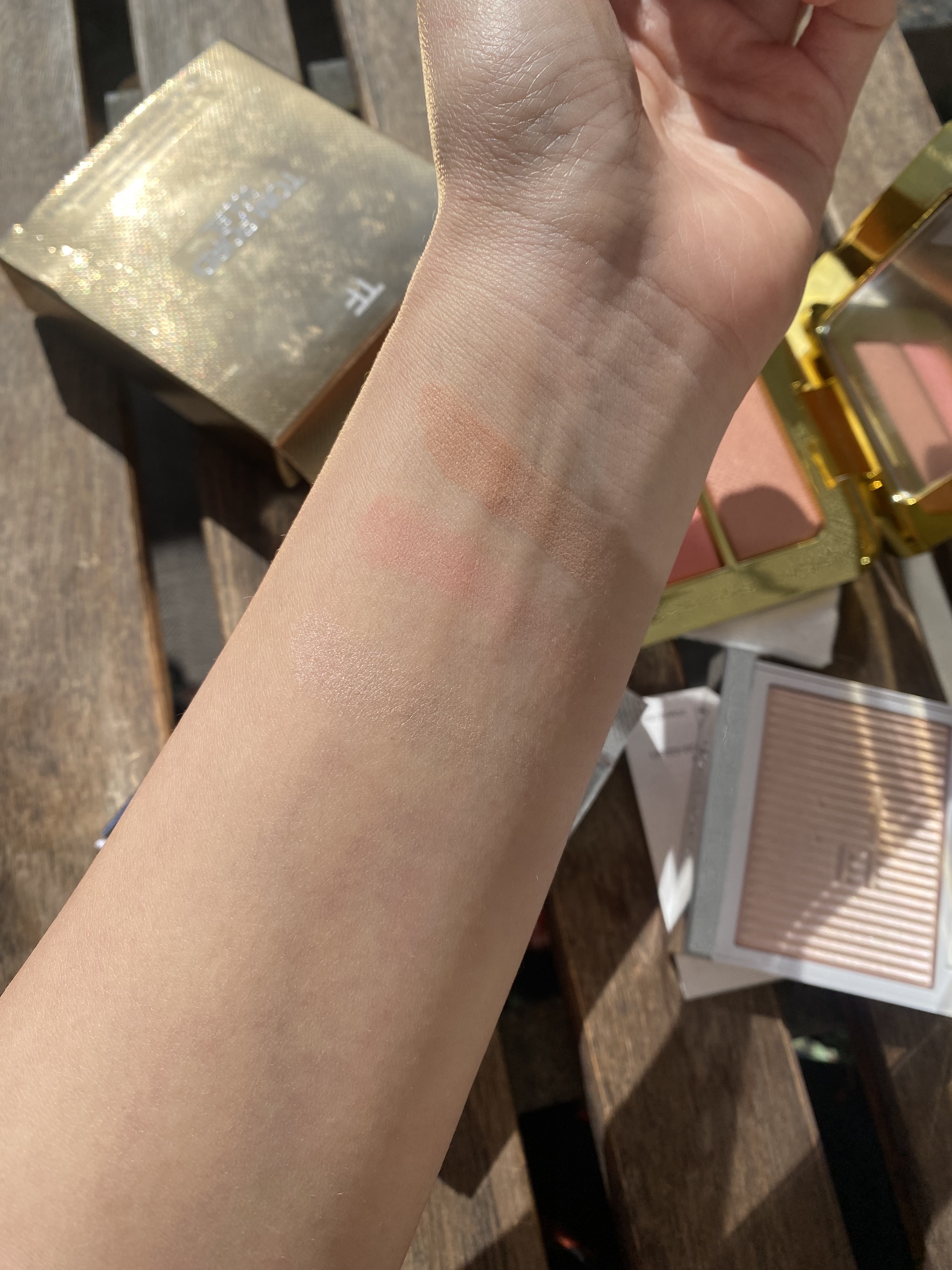 ソレイユ ネージュ グロウ ハイライター 01 ローズ イリゼ/TOM FORD BEAUTY/パウダーハイライトを使ったクチコミ（2枚目）