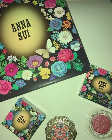 #ANNA SUI 

#アイシャドウ
#アイシャドウケース

アイシャドウは、C400 です！


ケースがまず可愛くて、どストライク😢💥
発色がめっちゃいいです🙌🏻
匂いも、フローラル系？の匂いで好