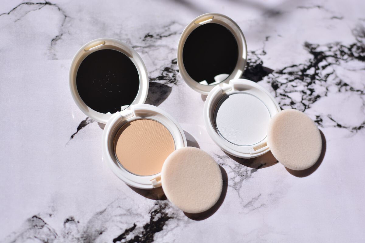 持ち運びしやすいサイズ感◎
ナチュラルにはSPFがありUV対策で使えて
仕上がりはサラッとしているので
お化粧直しにも使いやすいです💐🤍

クリアは真っ白ではなくパール感が
ありますが薄づきなので白くなりにくいです😳‼︎

赤みのケア