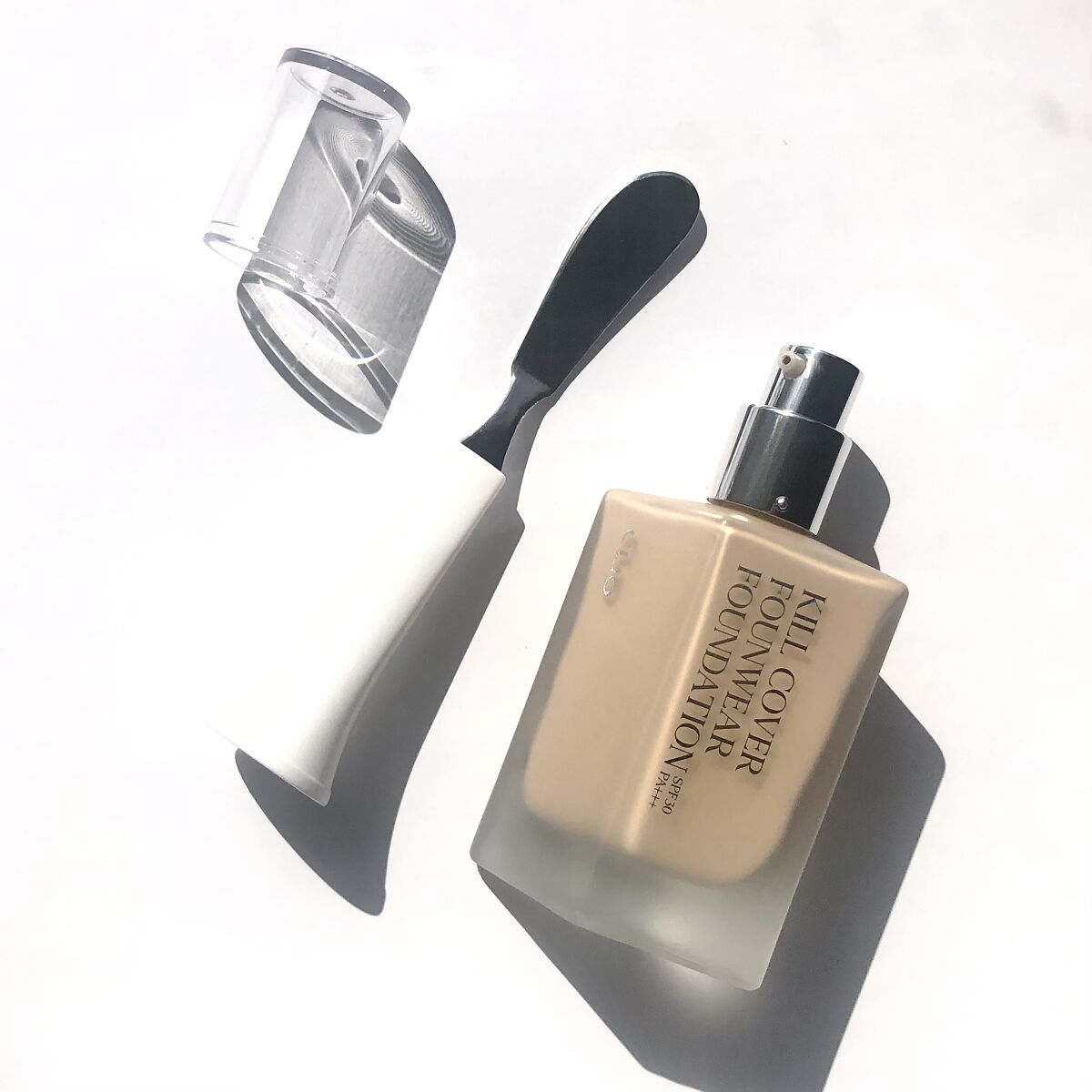 最近リキッドファンデをスパチュラ塗りしてみてるのですが、かなーり楽です！

楽すぎてクッションからリキッドに戻りつつあります。

スパチュラというか100均のバターナイフなんですが
、これでも十分使えてます

1.スパチュラにリキッドファン