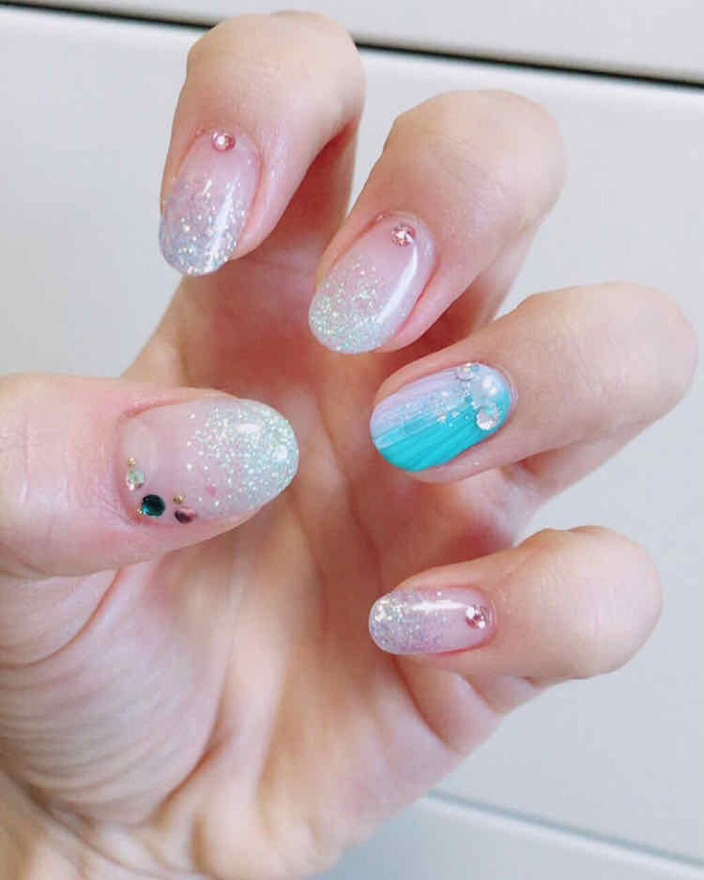 pipi's Nail 忘備録
.
こちらも夏ネイル🌺🌴🏖
.
シルバー、ブルー、グリーンの涼しげなラメグラデーションのネイルをベースに、ポイントで貝殻の表面のような触り心地になるアート、人魚の鱗ネイルにしていただきました❁⃘*.ﾟ
