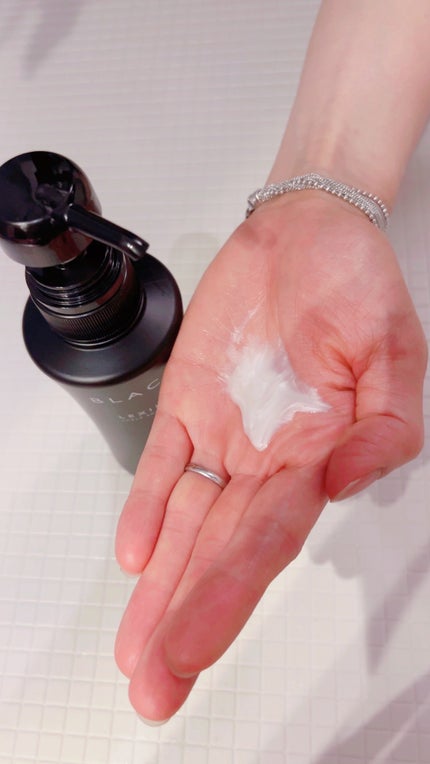 ブラック フレグランス スタイリング ヘアエッセンス/LEXILIS/アウトバストリートメントを使ったクチコミ(2枚目)