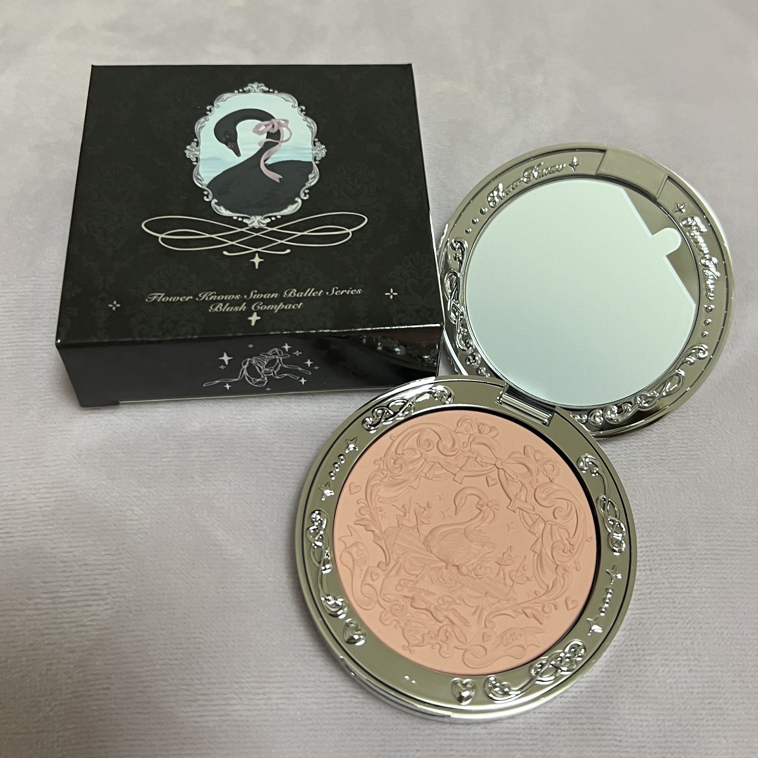フラワーノーズ スワンバレエシリーズ ブラッシュコンパクト 04 プリューシュ/FlowerKnows/パウダーチークを使ったクチコミ（1枚目）
