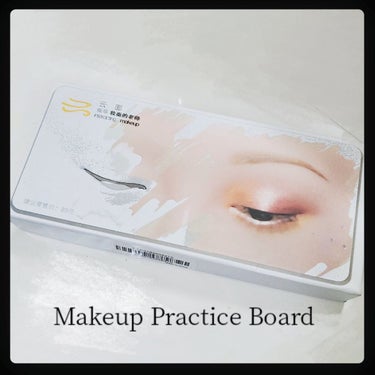 【Makeup Practice Board】

最近、海外のメイク投稿を見ていて知った目元だけのマネキン。
アイシャドウの発色確認や練習に便利そうだったので購入してみました！
価格は2070円(クーポン使用で1770円)でした。

【メリット】
・このクオリティーにしてはお手頃価格
・肌の負担を気にせず1日に何度も練習出来る
・自分の顔を晒さずメイクや使用感の説明が出来る

【デメリット】
・コンシーラーを塗ると先に塗ったアイシャドウが剥がれる
・ムラなくしっかり発色させて塗るのが少し難しい
・メイクを落とす時、瞼と眼球の隙間の汚れが落としにくい

#MakeupPracticeBoard #メイクアッププラクティスボード #メイク練習用マネキン #メイク練習用ボード

の画像 その0