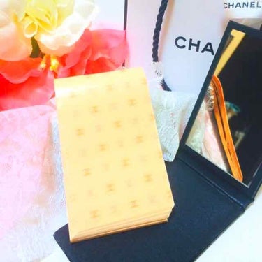 CHANEL オイル コントロール ティッシュのクチコミ「友達への誕生日プレゼントの1つとして
買ったんだけど自分用にも買っちゃった
(๑>؂•̀๑)ﾃ.....」（2枚目）