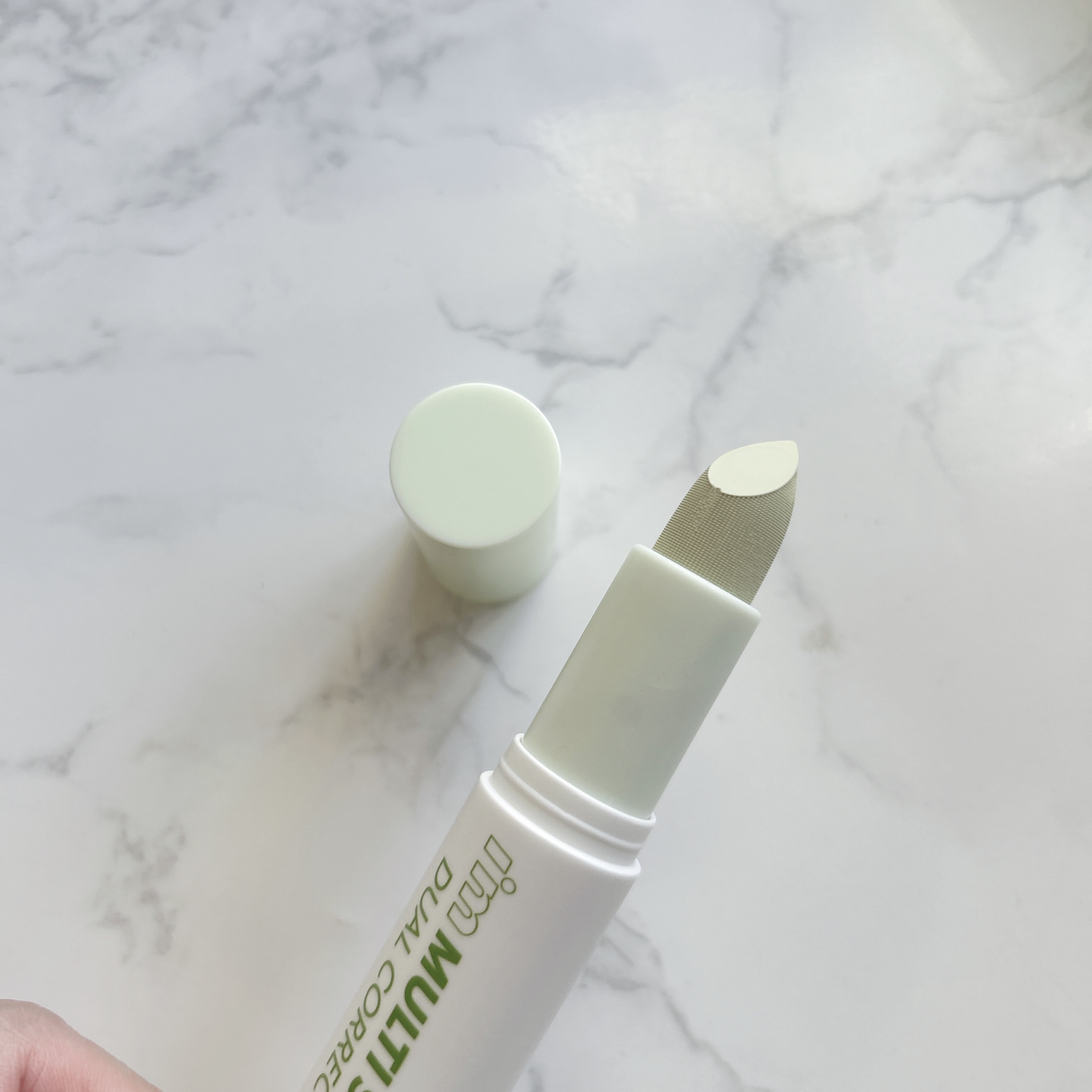 アイムマルチスティックデュアルコレクター 002 マーブルベージュ×ライトグリーン/i’m meme/スティックコンシーラーを使ったクチコミ（2枚目）