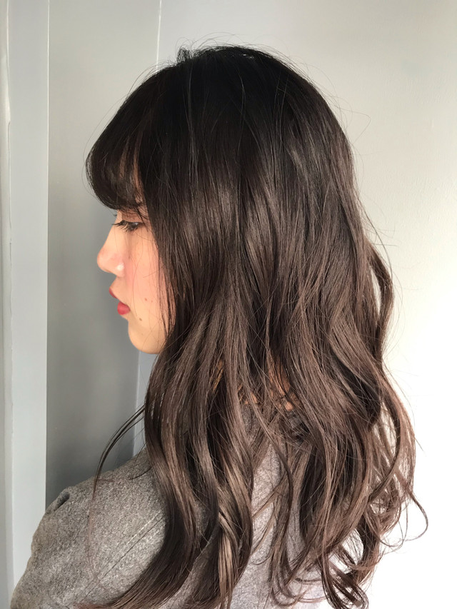 伏目気味の女性の横顔