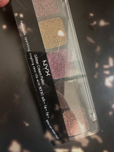 NYX Professional Makeup ソフト&ロージー アイシャドウ パレットのクチコミ「気になったので購入してみた😘❗️❗️

すごくキラキラ感が可愛くて気に入りました。

足元もと.....」（1枚目）