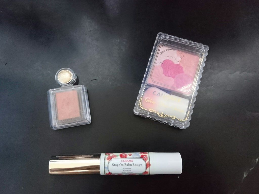 
童顔メイク


今回は童顔に見えるメイクをしてみました！



使った物

☆MAJOLICA MAJORCA シャドーカスタマイズ BE330
☆キャンメイク グロウフルールチークス No.04
☆ステイオンバームルージュ No.T03