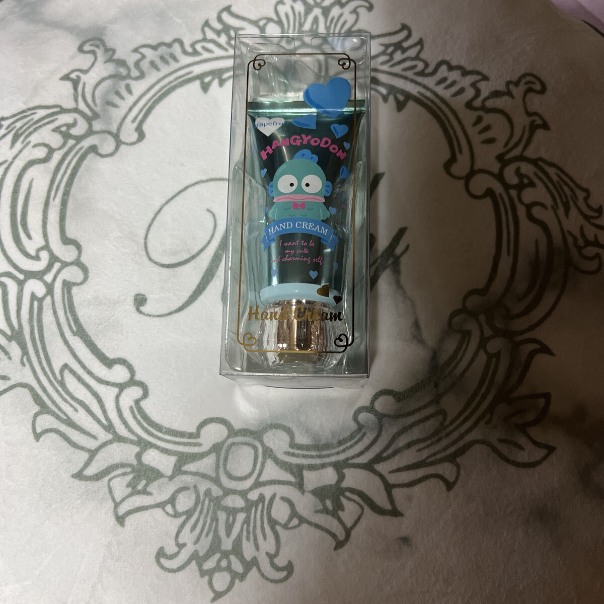 サンリオハンドクリーム公式サイトで購入しました✨
他のキャラクターもあってハンギョドン(チェック)を選んだよ💎
パッケージのはしの所にハートが飛び出ててキャップもそうなんやけど見た目もかわいいし香りはグレープフルーツかなぁ〜🍊🍋
しっ