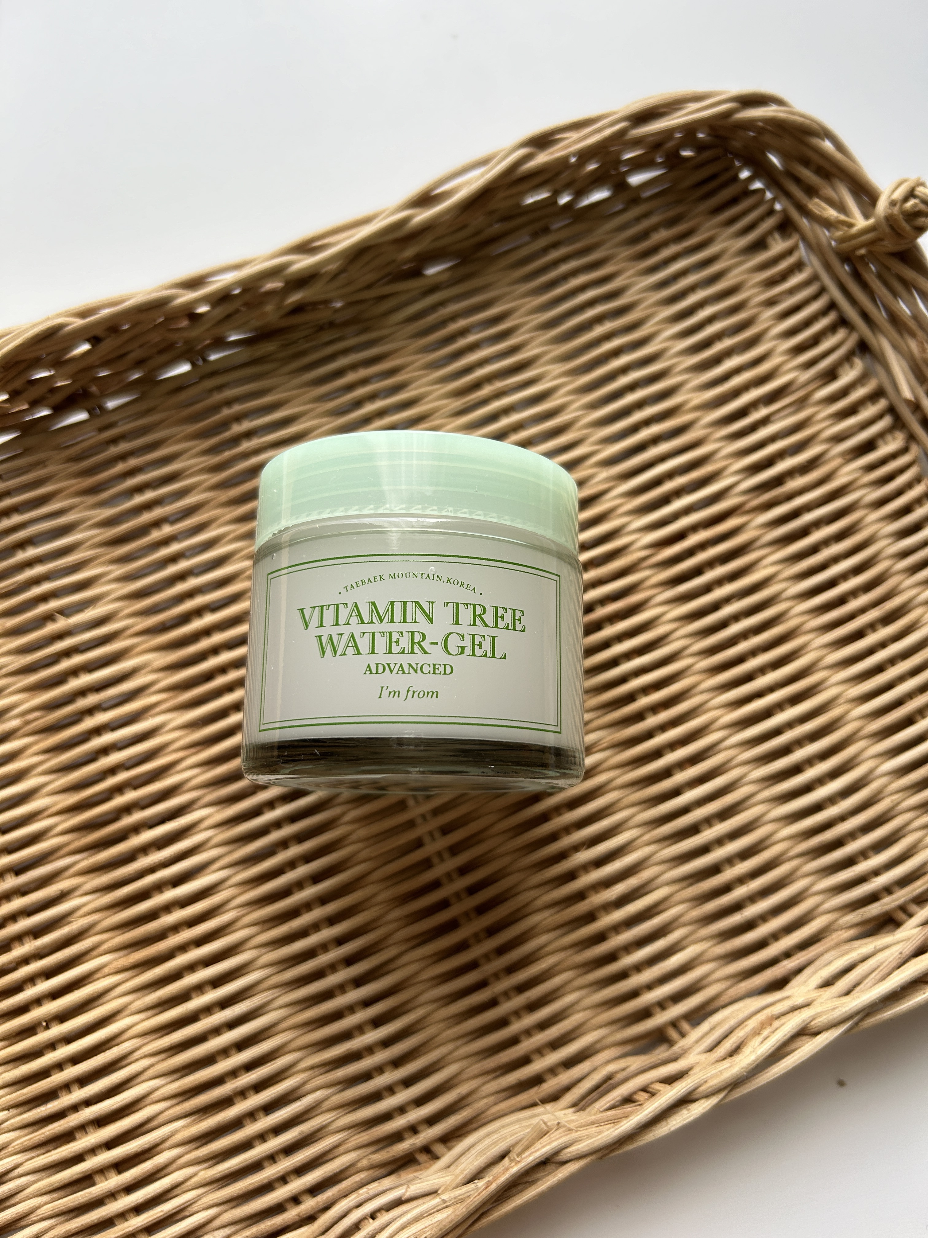 I'm from🤍ビタミンウォータージェルアドバンスド

紫外線でほてったり、乾燥した肌に水分を与えてひんやりとしたクーリング感でお肌を鎮静🥺🌿✨✨

水分感たっぷりジェル🤍🤍🤍
もうとにかくみずみずしさが半端ない。
最初こそぷ