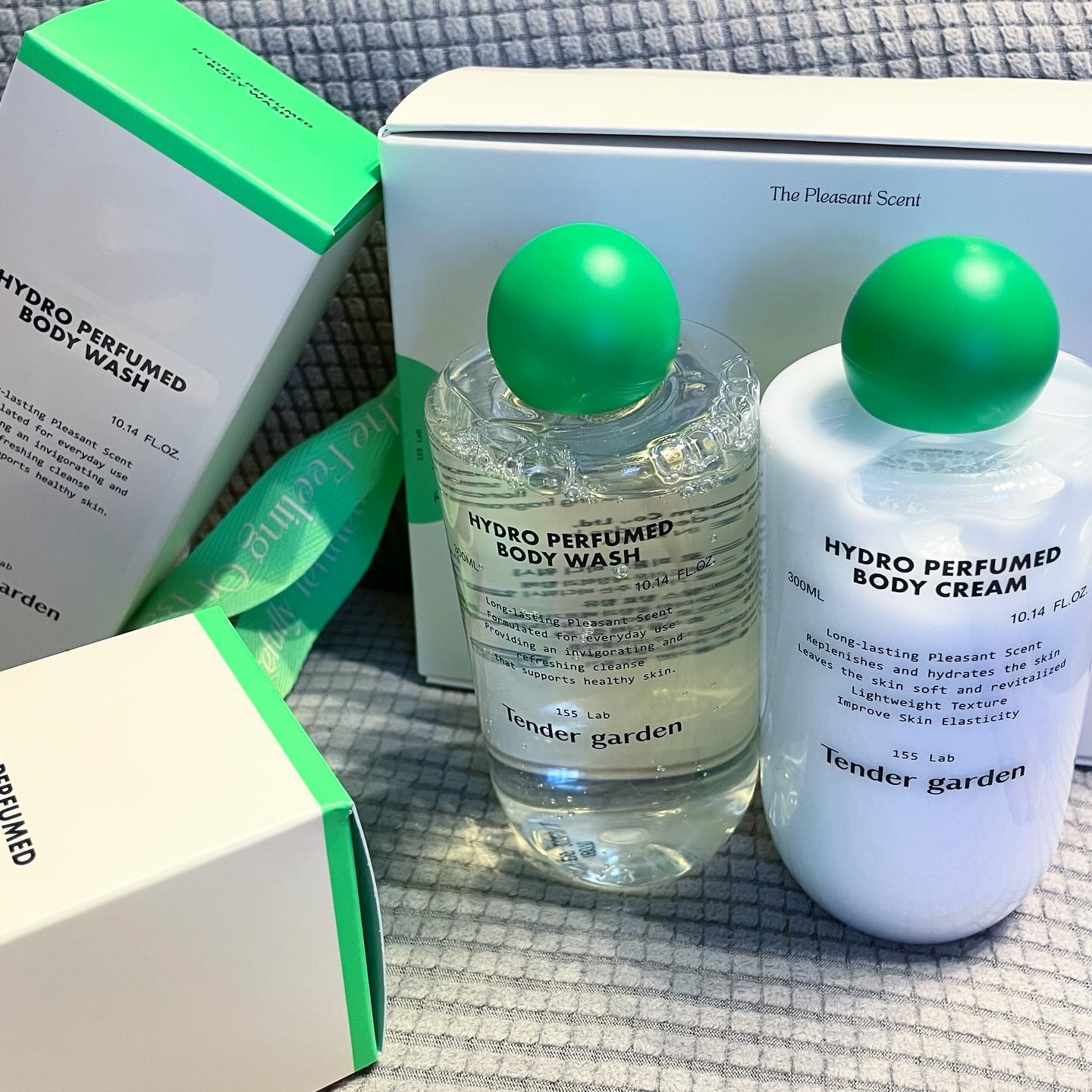 ハイドロパフュームドボディソープ300ml
ハイドロパフュームドボディクリーム300ml 
@tender_garden_official 
@tender_garden_global 

ボディミルクは軽いテクスチャーですっと肌になじみベ