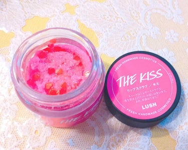 LUSH リップスクラブ THE KISS

めちゃくちゃ可愛いリップスクラブです！シュガースクラブで匂いも甘い香りで幸せな気持ちになります☺️☺️
女の子らしい見た目で赤いハート❤がたくさん入っててす