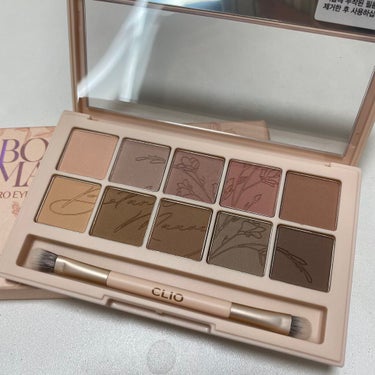 お久しぶりの投稿です！


CLIO(クリオ)
プロアイパレット
09 BOTANIC MAUVE
 
クリオから新しく発売された
ブルベ向きと話題のパレット購入しました🥺

お花の柄が可愛い過ぎる…！