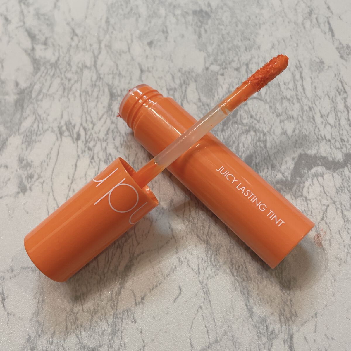 ジューシーラスティングティント/rom&nd/リップティントを使ったクチコミ（2枚目）