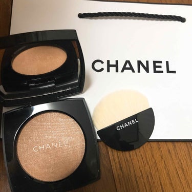 CHANEL♡
プードゥル ルミエール
10アイヴォリーゴールド
フェイスパウダー😋💕
ハイライトだよ！
綺麗めになれます！
ラメも入っててすきー♡