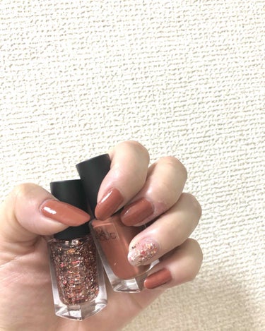 #秋カラー に#セルフネイル を
してみました💅🍂💞

#ネイルホリック はやっぱりとっても塗りやすくて一度塗りでしっかり色がつきます✌️
カラーはBR311🍊

薬指は#パーティフレーク でお洒落っぽ