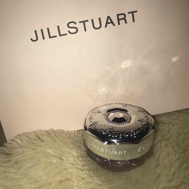 最近購入したばかりのJILLSTUARTのアイシャドウです👀

このアイシャドウは、まぶたにぴったりとラメが密着して落ちないところがお気に入りです！

カラーは確か6色くらいあってお値段は2200円〔税